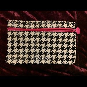 Black and white houndstooth makeup bag